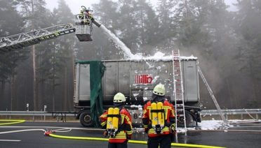 Löschen eines grossen Containers durch die Feuerwehr